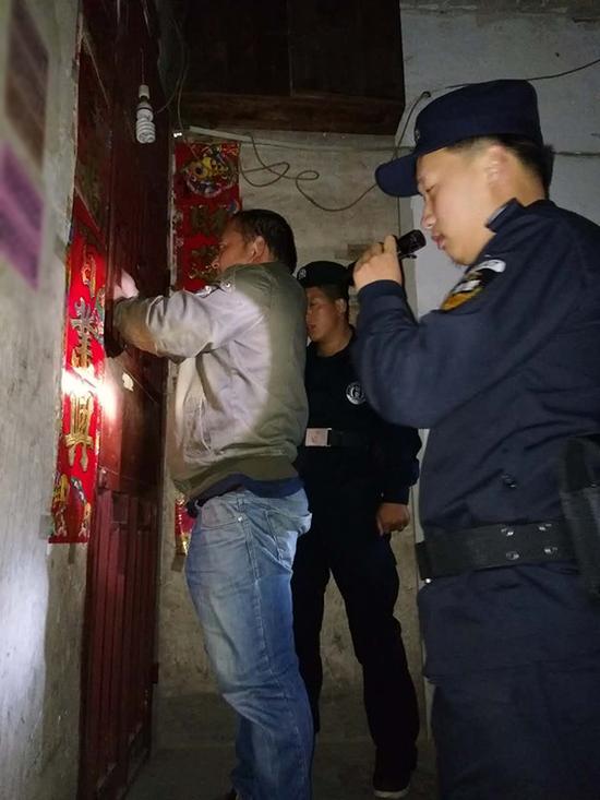 柳州粗心妈妈误将幼女锁家中 民警全城寻开锁师傅开门